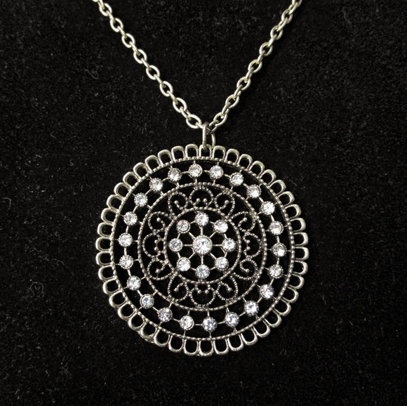 Gold Daisy fuentes necklace with pendant - Picture 3 of 3